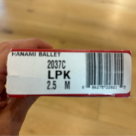 New in box Capezio pink soft ballet slippers. - Picture 2 of 5